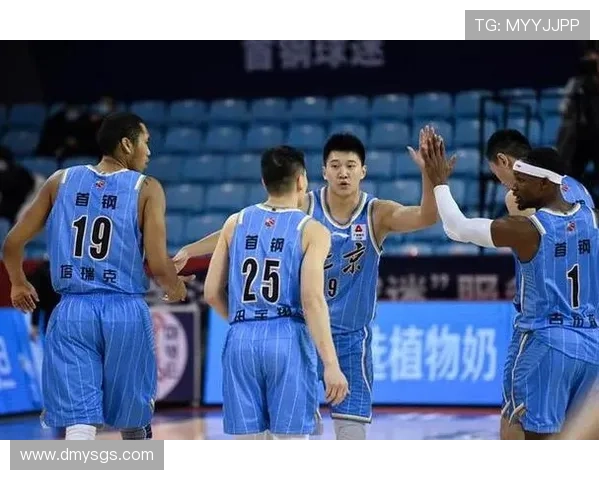 杭州篮球队团队协作引发热议球迷对战术配合和球员默契提出不同看法